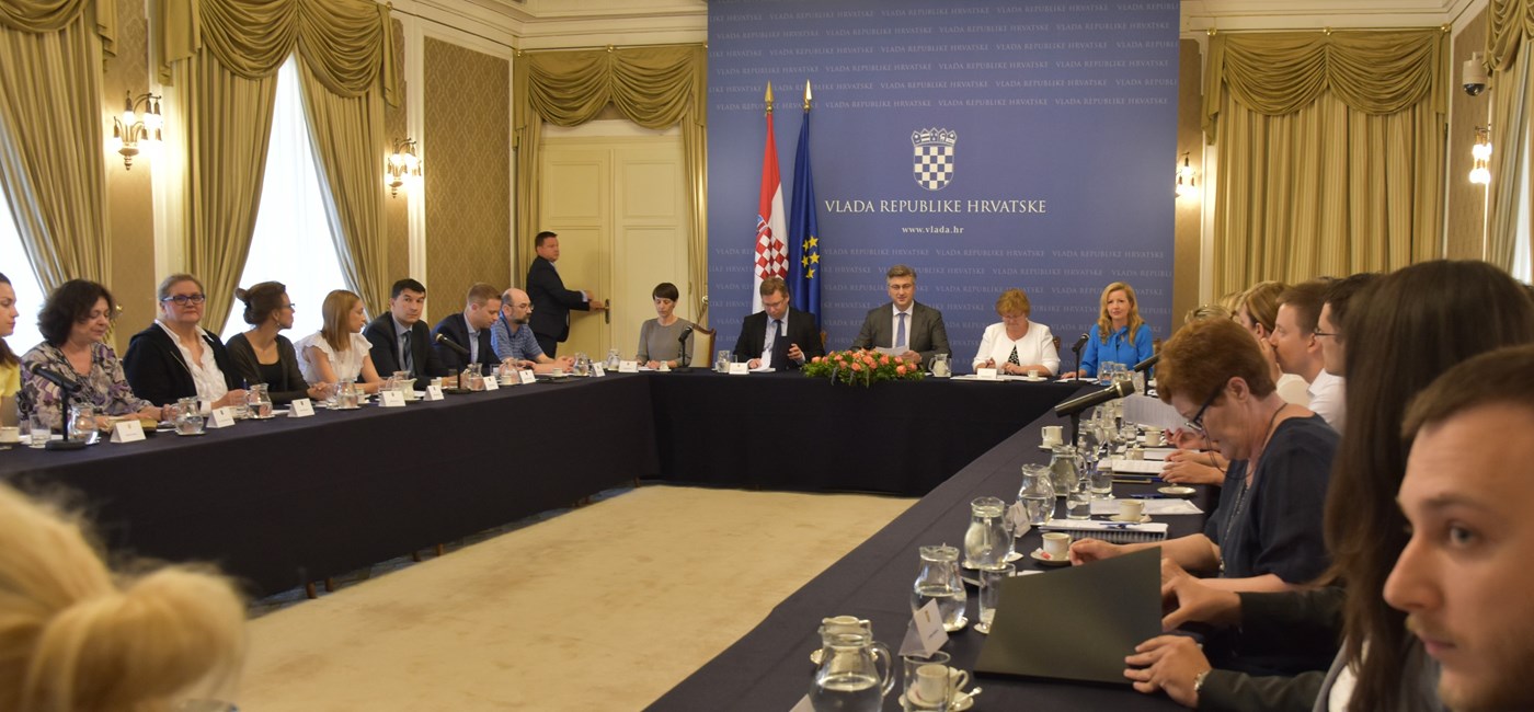 „Želimo mladima omogućiti bolju startnu poziciju“, poručio je predsjednik Vlade na sjednici Savjeta za mlade